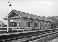 834589 Gezicht op de perronzijde van het N.S.-station Zwaagwesteinde te Zwaagwesteinde.